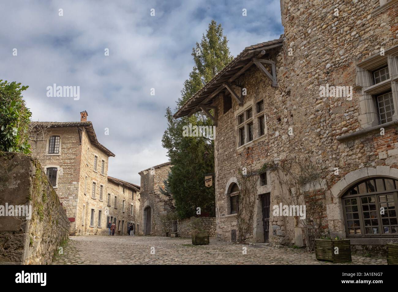 Die Rue du Prince (Prinzstraße) im mittelalterlichen Pérouges, eines der „schönsten Dörfer Frankreichs“. Stockfoto
