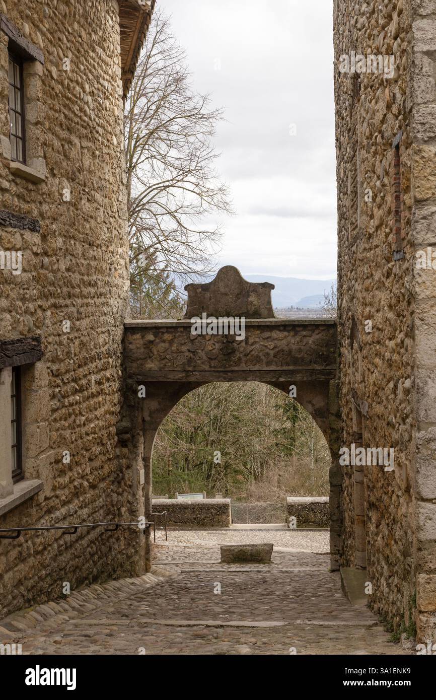 Die Porte d'EN-Bas (Unteres Tor) im mittelalterlichen Pérouges, eines der „schönsten Dörfer Frankreichs“. Stockfoto