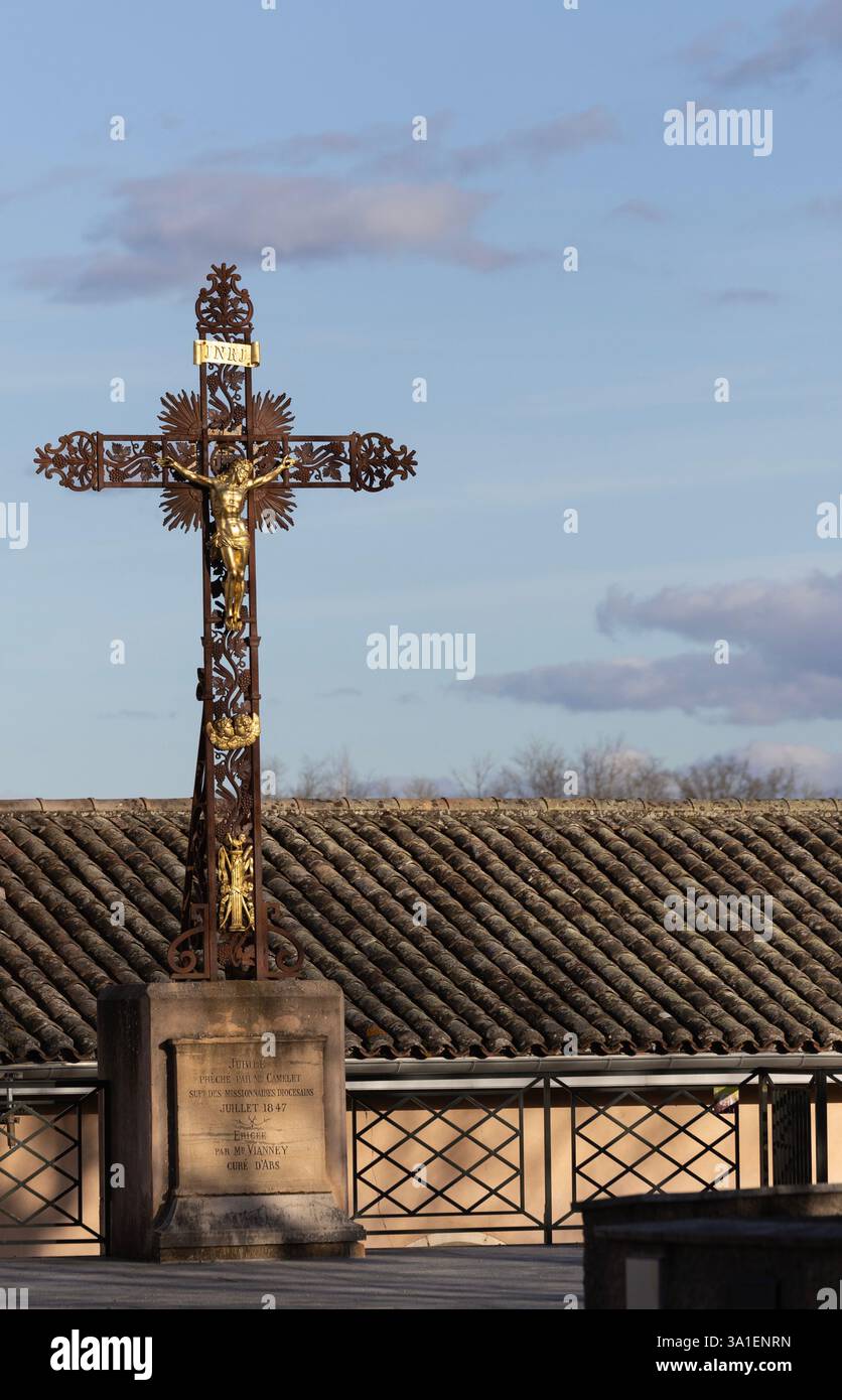 Dieses monumentale Jubiläumskreuz auf dem Platz der Basilika in Ars-sur-Formans, Frankreich, wurde 1847 errichtet. Stockfoto