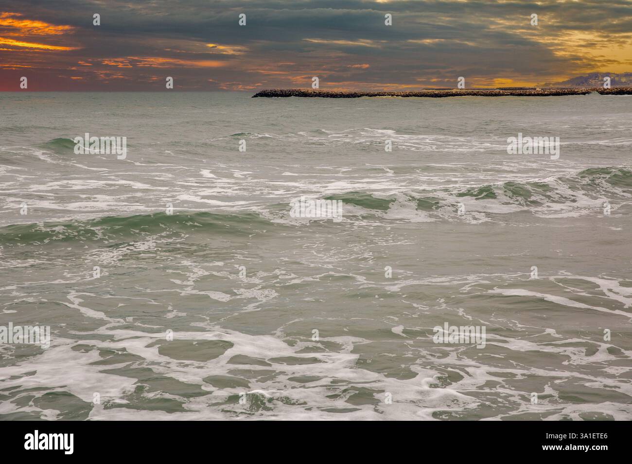 Sonnenuntergang Eforie Nord Meereslandschaft in Rumänien. Schwarzes Meer. Stockfoto
