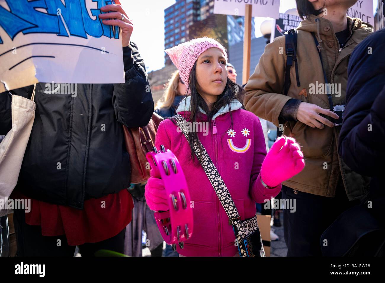 New York, Usa. März 2025. Isabel Vargas spielt das Tamburin im Rhythmus des Chorgesangs „Stand Up Fight Back“ auf dem Women's March am Union Square am International Womxn's Day in New York City am Samstag, den 8. März 2025. Dies ist einer der vielen Märsche des Tages in der ganzen Welt, um die Rechte der Frauen und die Gleichstellung zu unterstützen. Die Frauenmarsch-Bewegung ist im neunten Jahr, nachdem sie 2017 als Reaktion auf die Wahl und Amtseinführung von Präsident Donald Trump begonnen hat. Foto: Angelina Katsanis/UPI Credit: UPI/Alamy Live News Stockfoto