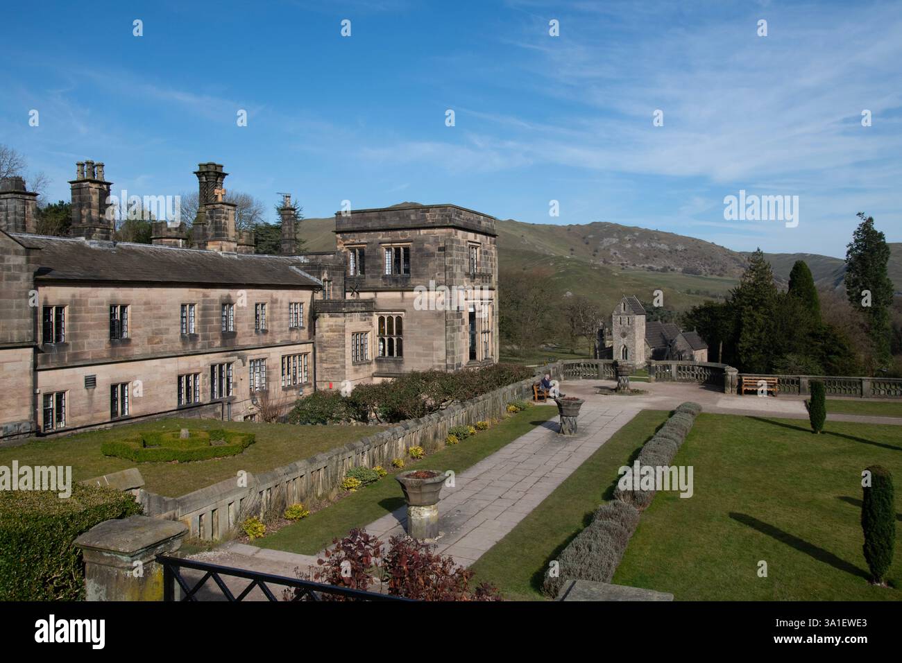 ILAM Hall und Gärten mit Blick auf Ilam Church und Thorpe Cloud im Peak District. Stockfoto