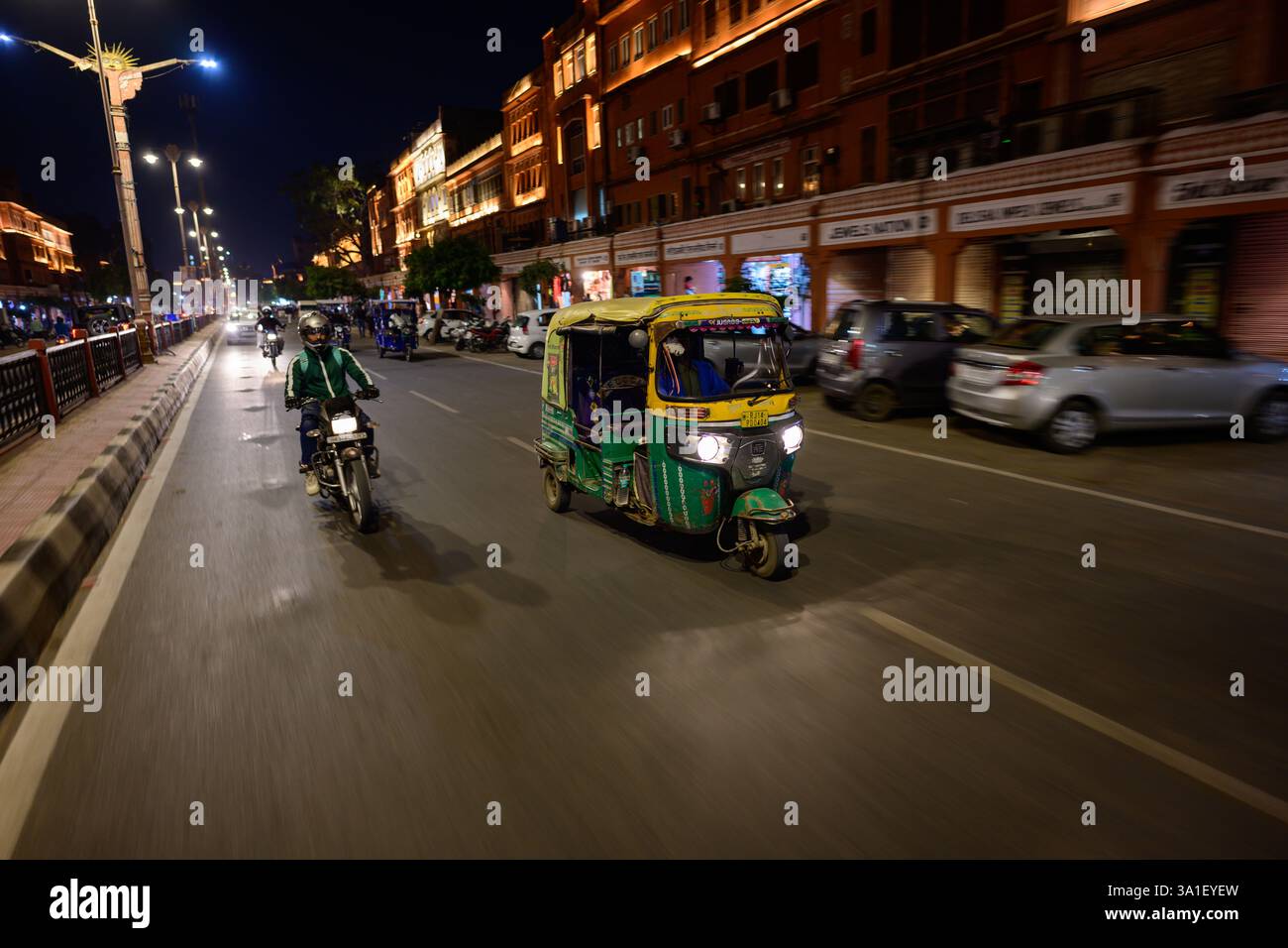 Jaipur, Rajasthan, Indien - 17. Februar 2025: Tuk Tuk oder Auto Rikscha fahren in der Nacht auf der Straße. Stockfoto