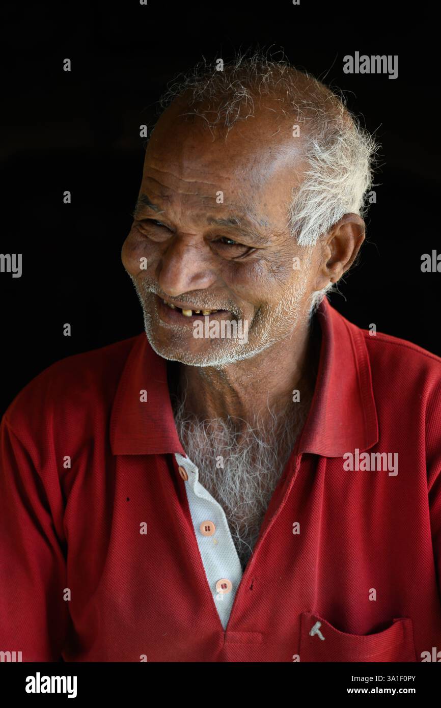 Mandawa, Rajasthan, Indien - 10. Februar 2025: Ein älterer Rajasthani-Mann mit weißem Haar lächelnd. Stockfoto