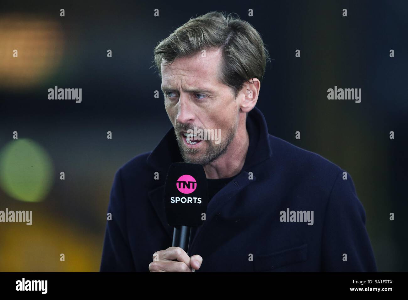Peter Crouch gibt ein Interview vor dem Premier League-Spiel Wolverhampton Wanderers gegen Everton in Molineux, Wolverhampton, Großbritannien, 8. März 2025 (Foto: Gareth Evans/News Images) Stockfoto