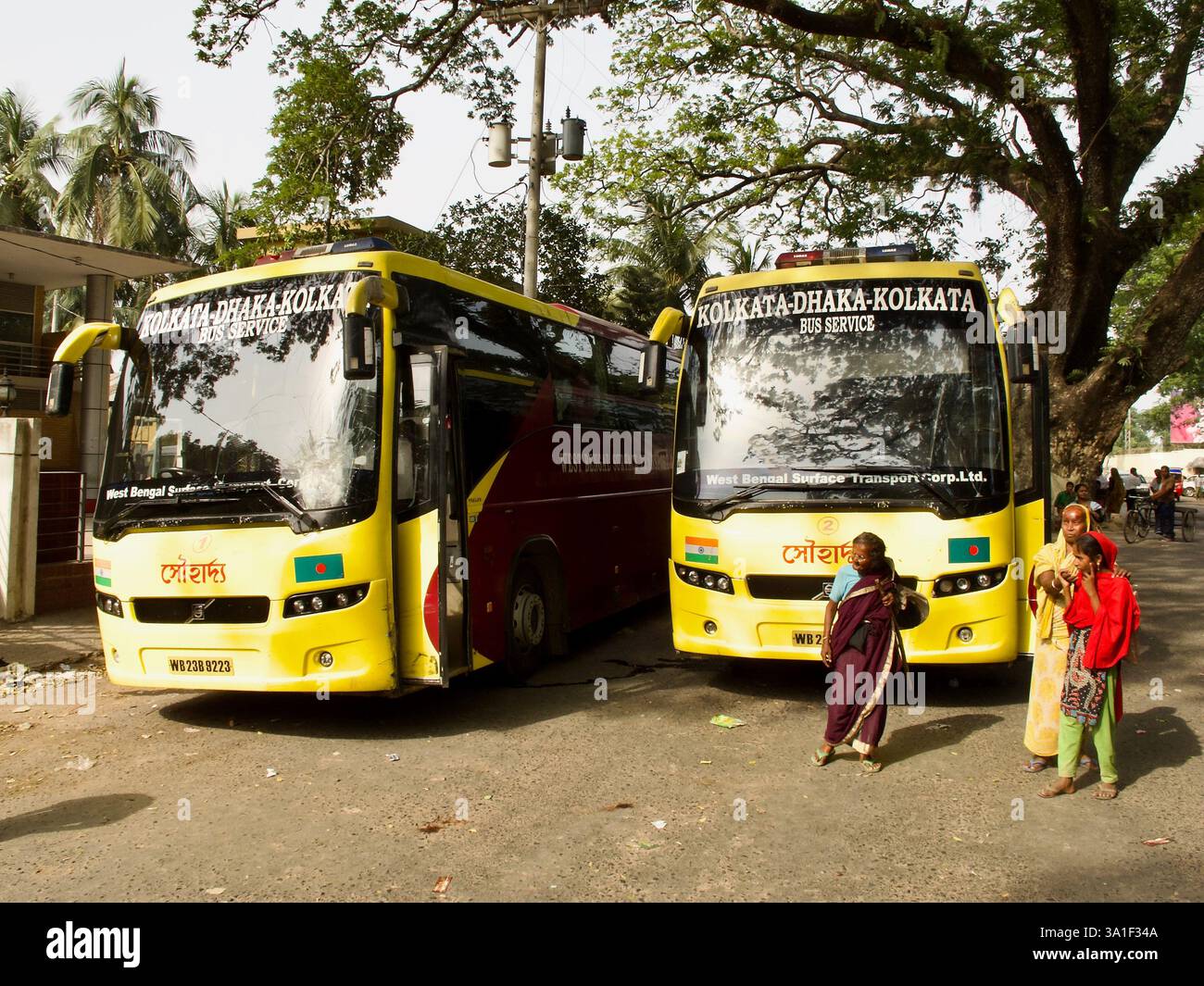 Internationale Busse von Kolkata–Dhaka halten an der Grenzkontrollstelle Benapole für Zoll- und Einwanderungsverfahren an, bevor sie den grenzüberschreitenden Transit fortsetzen. Stockfoto