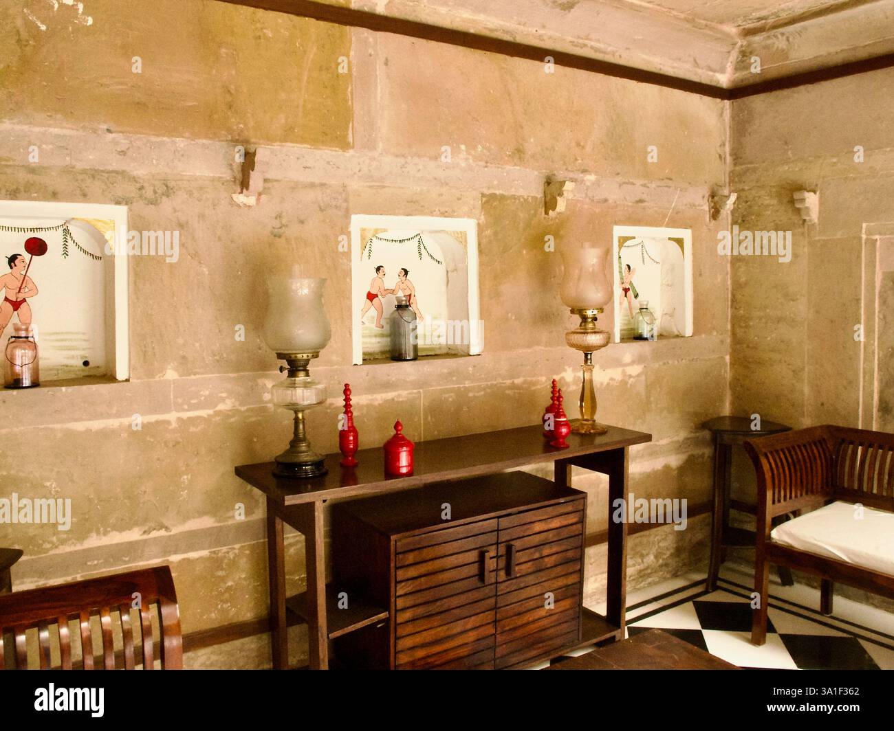 Das Jukaso Ganges Hotel in Varanasi wurde restauriert und vereint Mauerwerk aus der Mogulzeit mit minimalistischen modernen Möbeln und Beleuchtung. Stockfoto