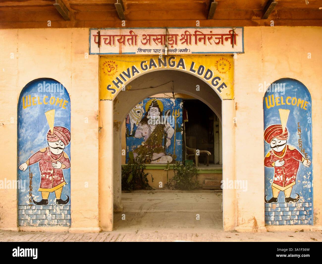Eingang der Shiva Ganga Lodge in Varanasi mit handgemalten Wandgemälden und traditionellen indischen Motiven. Stockfoto