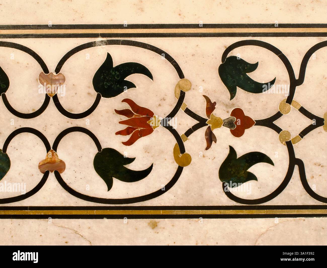 Raffinierte florale Pietra-Dura-Intarsien auf Marmorplatte, Taj Mahal, Agra, Indien, mit Mogul-Handwerkskunst und ornamentalen Details. Stockfoto