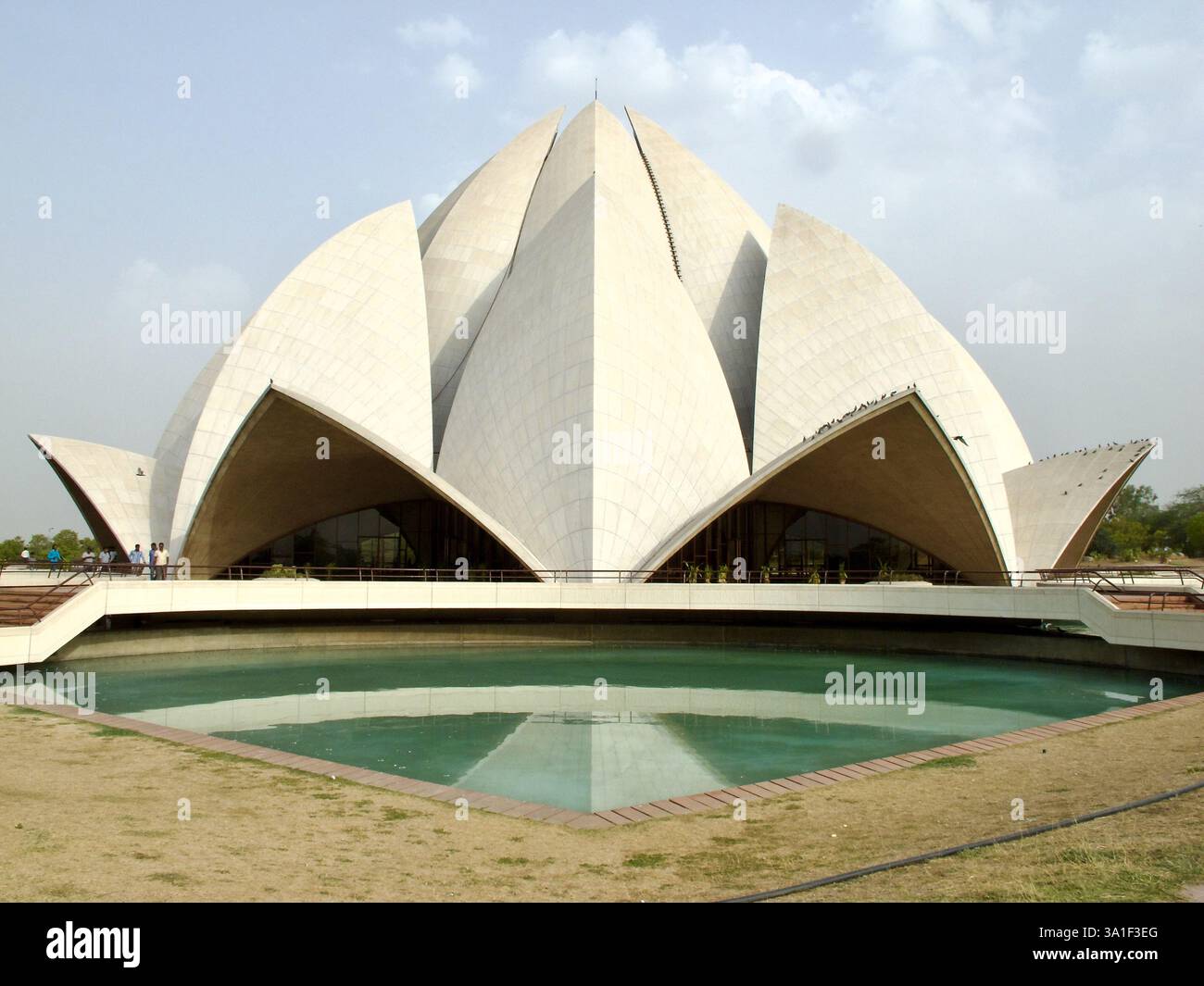 Der Lotus-Tempel in Delhi, ein Gotteshaus Bahá’í, das für seine von Lotus inspirierte Architektur bekannt ist, wurde 1986 fertiggestellt und steht allen Glaubensrichtungen offen. Stockfoto