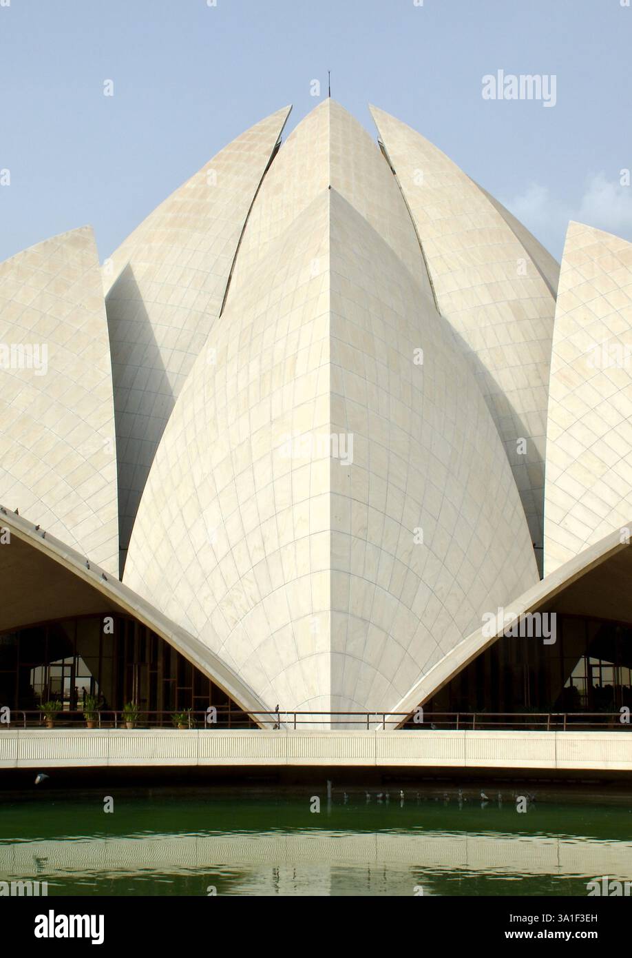 Der Lotus-Tempel in Delhi, ein Gotteshaus Bahá’í, das für seine von Lotus inspirierte Architektur bekannt ist, wurde 1986 fertiggestellt und steht allen Glaubensrichtungen offen. Stockfoto