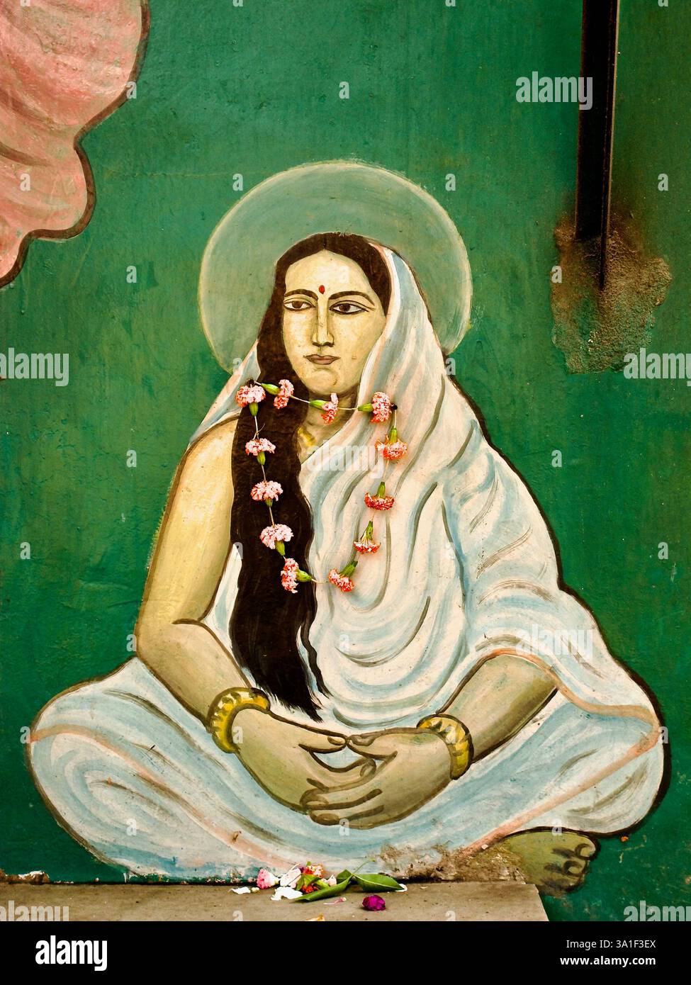 Ein Wandbild von Sarada Devi im Mitra Mandal in Kalkutta, das sie als spirituelle Führerin und Verkörperung der göttlichen Mutter darstellt. Stockfoto