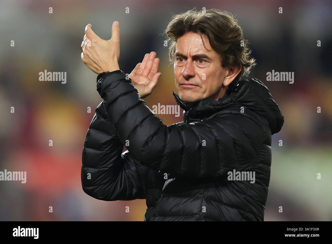 März 2025; Gtech Community Stadium, Brentford, London, England; Premier League Football, Brentford gegen Aston Villa; Thomas Frank Manager von Brentford dankt den Fans nach dem Spiel Stockfoto