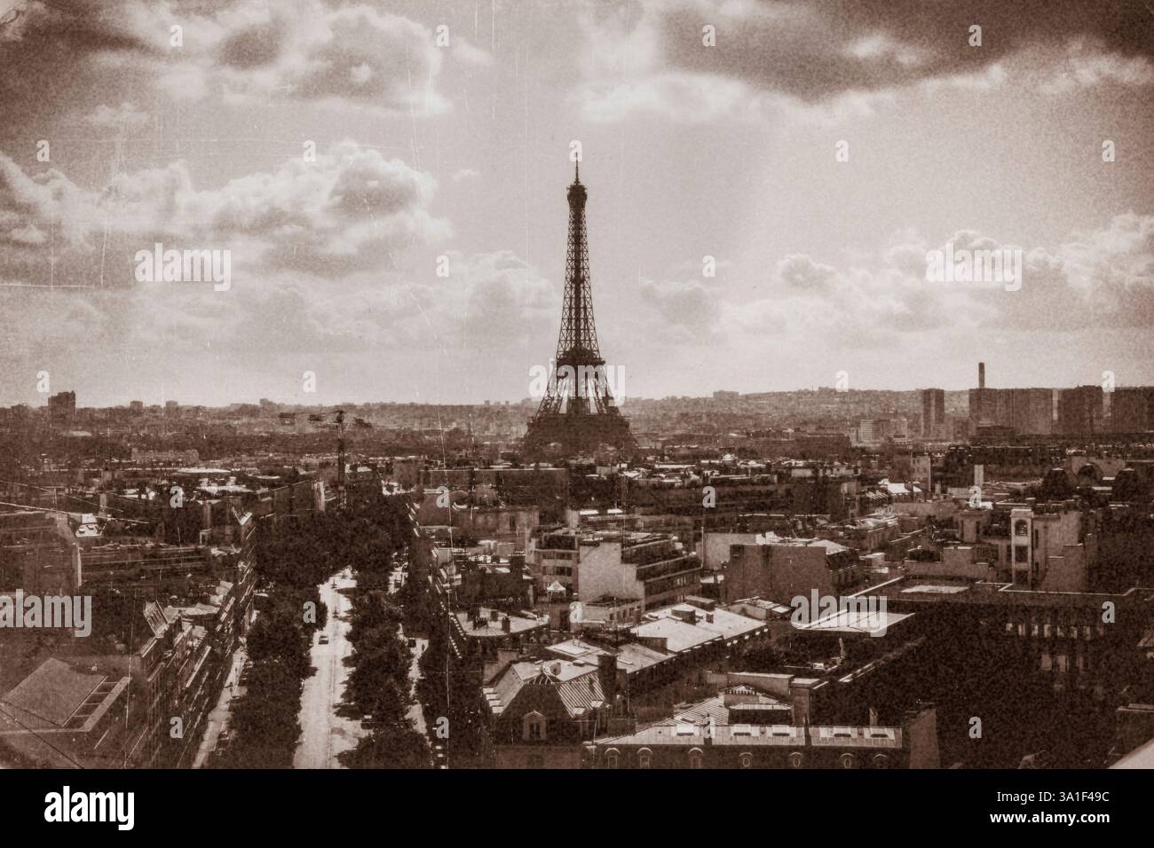 Europa, Paris. Eiffelturm mit Blick auf die Stadt. Digital simuliertes Vintage-Bild. Stockfoto