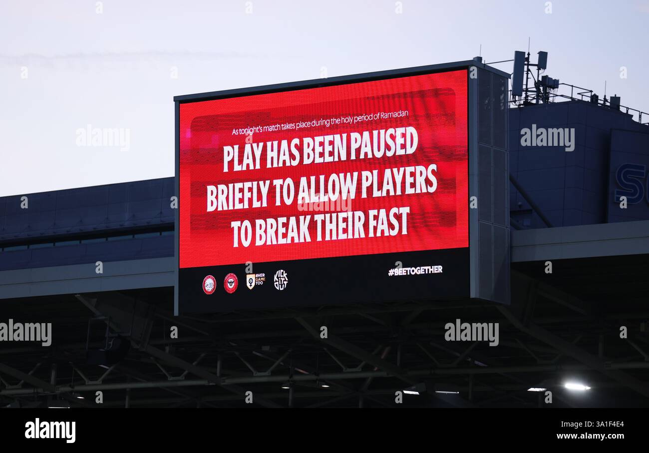 London, Großbritannien. März 2025. Eine Nachricht auf der Großbildleinwand, dass die Spieler Ramadan während des Premier League-Spiels Brentford gegen Aston Villa im Gtech Community Stadium, London, beobachten, ihr Fastenbrechen wollten. Der Bildnachweis sollte lauten: Paul Terry/Sportimage Credit: Sportimage Ltd/Alamy Live News Stockfoto