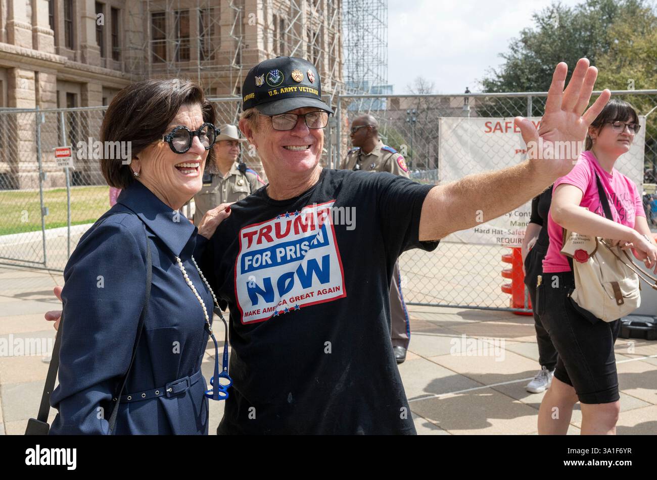 Austin Texas USA, 8. März 2025: Austinite LUCI JOHNSON (links), Tochter des ehemaligen US-Präsidenten Lyndon Baines Johnson, begrüßt einen Unterstützer im Texas Capitol, als etwa 1.000 Texas Demokraten im State Capitol gegen Präsident Donald Trump (nicht gezeigt) und seinen Einsatz des Milliardärs Elon Musk (nicht gezeigt), um die Bundesbevölkerung nach nur sechs Wochen im Amt zu dezimieren. Quelle: Bob Daemmrich/Alamy Live News Stockfoto