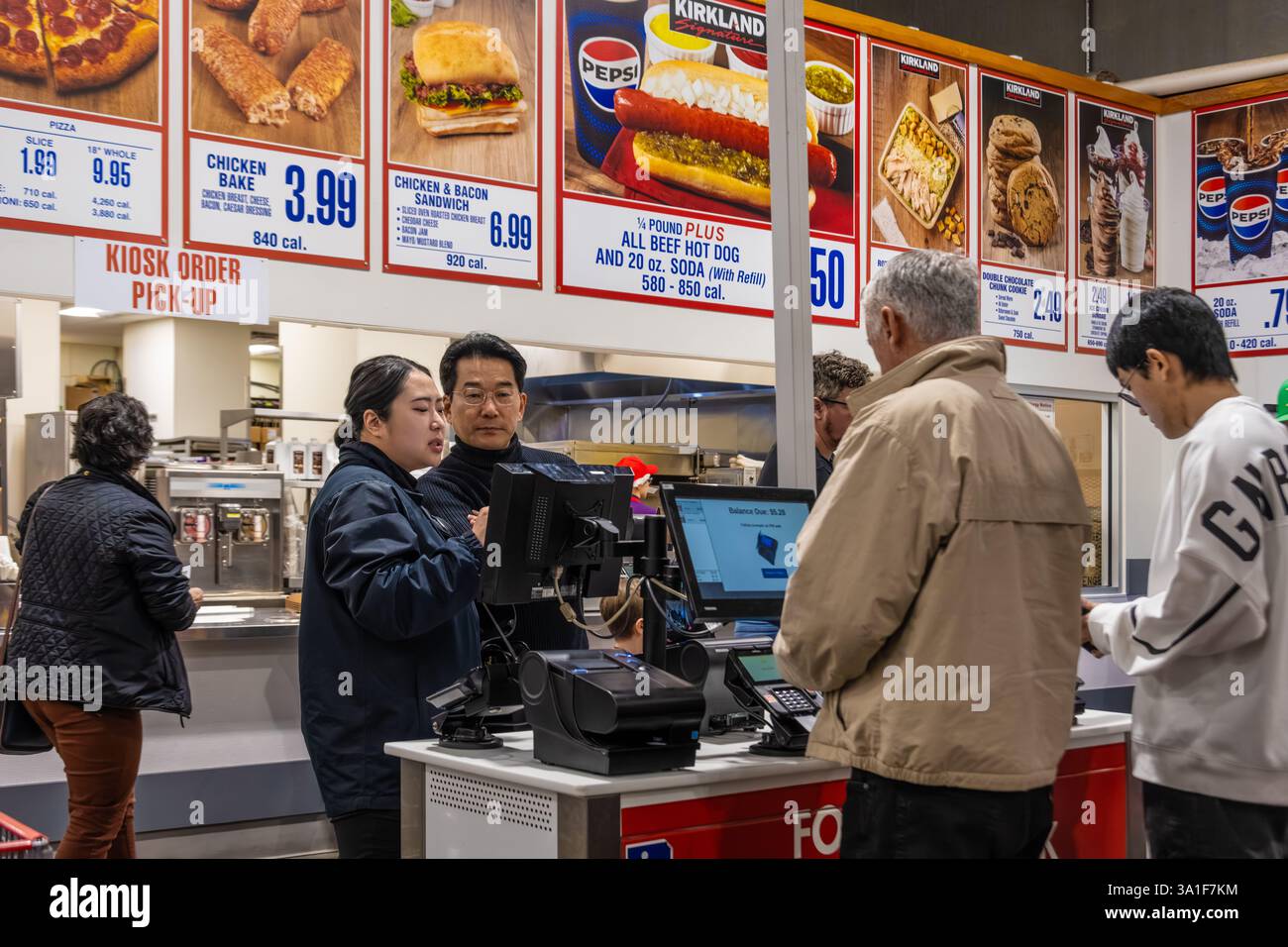 Kiosk für Lebensmittelbestellung im Costco Wholesale Store Food Court in Buford, Georgia. (USA) Stockfoto