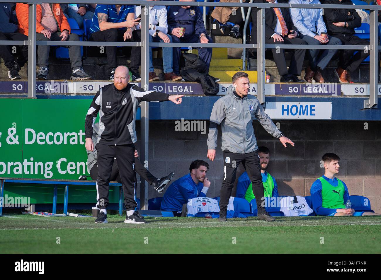 Barrow-Manager Andy Whing und Accrington Stanley-Manager John Doolan geben Anweisungen aus ihrem technischen Bereich während des Spiels der Sky Bet League 2 zwischen Barrow und Accrington Stanley in der Holker Street, Barrow-in-Furness am Samstag, den 8. März 2025. (Foto: Ian Allington | MI News) Credit: MI News & Sport /Alamy Live News Stockfoto