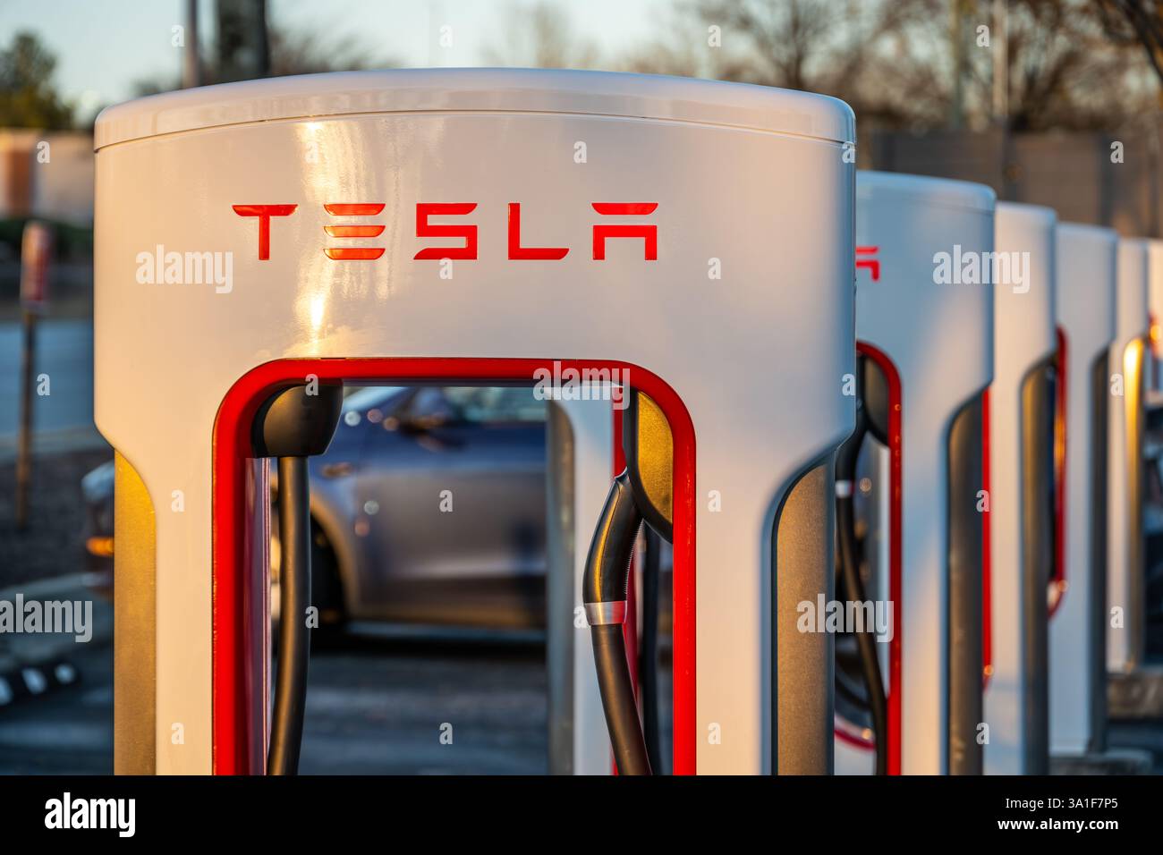Tesla Superchargers bei Sonnenuntergang in Buford, Georgia. (USA) Stockfoto