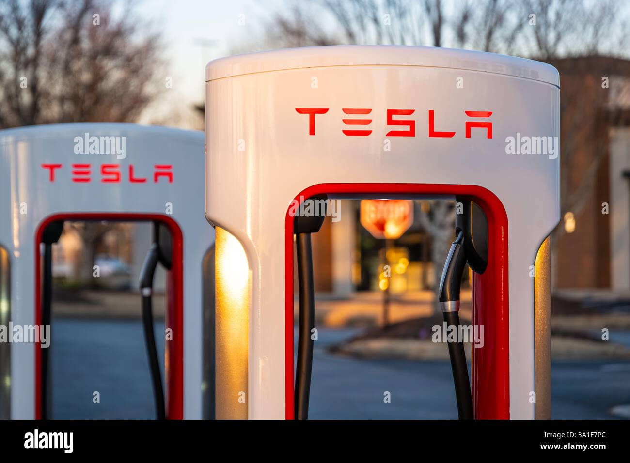 Tesla Superchargers bei Sonnenuntergang in Buford, Georgia. (USA) Stockfoto