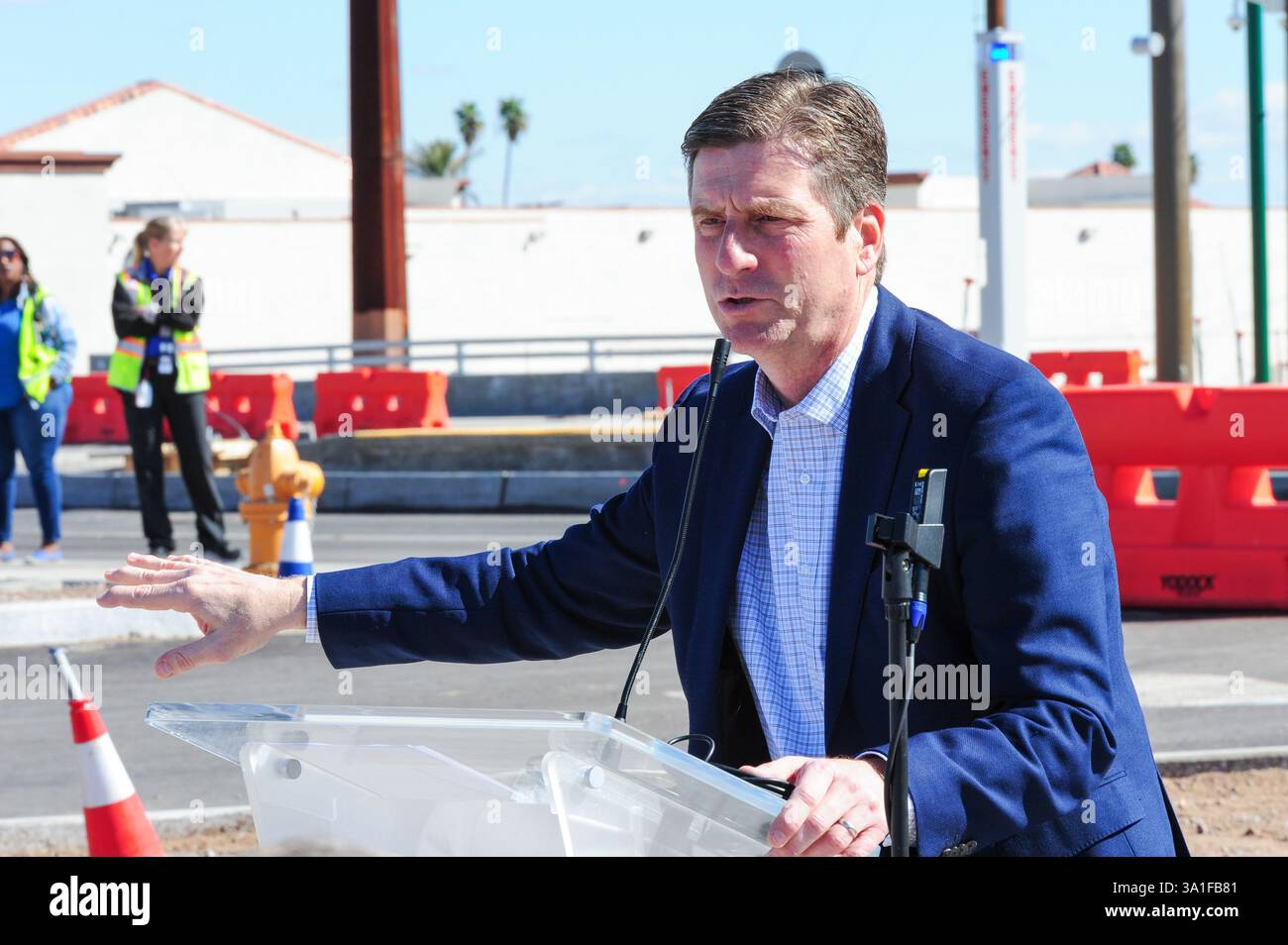 Phoenix, Arizona, USA. März 2025. Greg Stanton, Kongressabgeordneter von Arizona, spricht auf einer Gemeindeveranstaltung, während Phoenix seine Stadtbahn erweitert. Valley Metro absolvierte den ersten Test auf voller Länge der 5,5 km langen South Central Extension/Downtown Hub-Strecke, wodurch das Projekt näher an den Abschluss gebracht wurde. Die Erweiterung soll Mitte 2025 eröffnet werden und verbindet die Innenstadt mit South Phoenix und verbessert so die Verkehrsanbindung in historischen Vierteln. (Kreditbild: © Eduardo Barraza/ZUMA Press Wire) NUR REDAKTIONELLE VERWENDUNG! Nicht für kommerzielle ZWECKE! Stockfoto