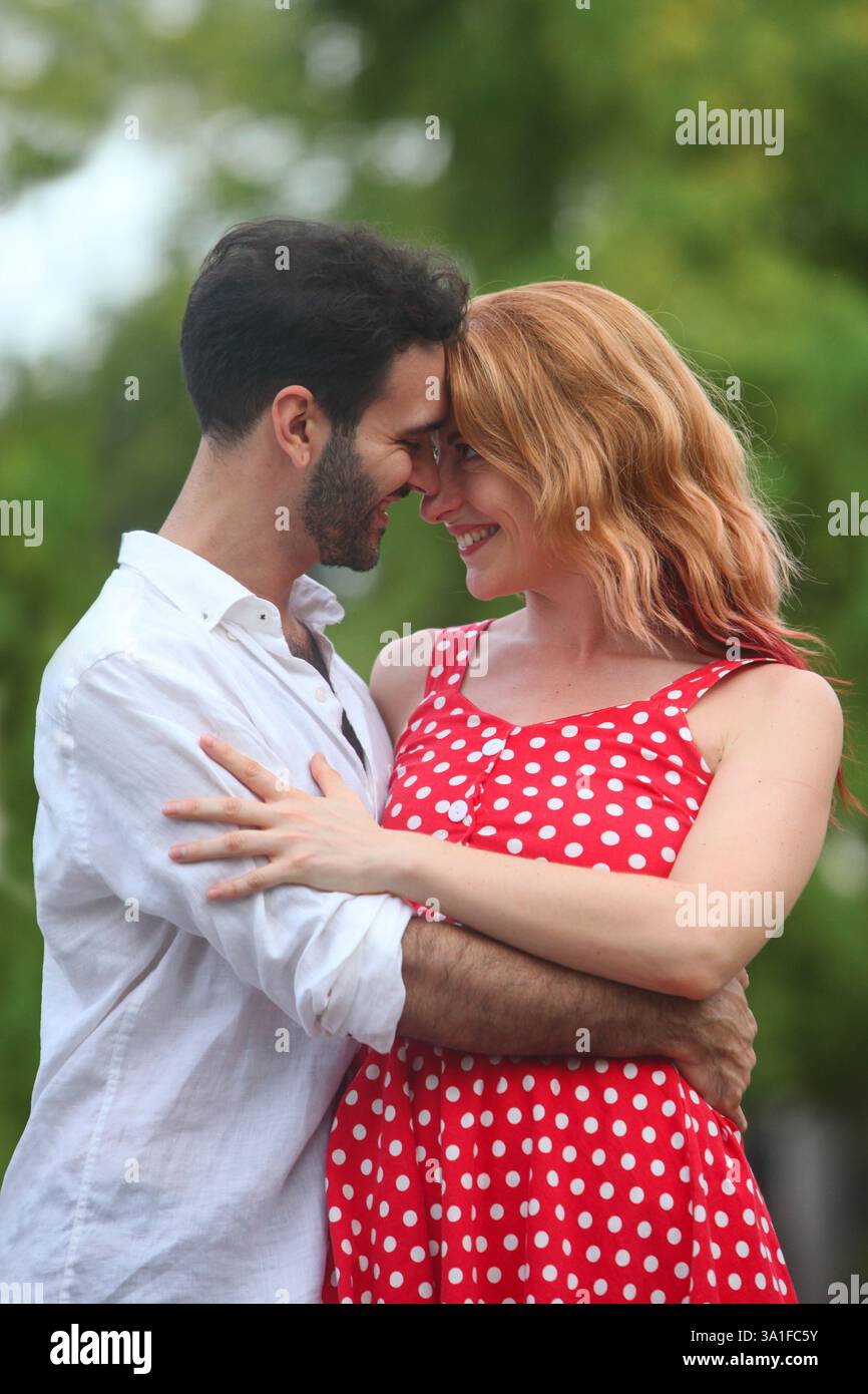 Porträt eines fröhlichen gemischten Paares im Park am Sommertag Stockfoto