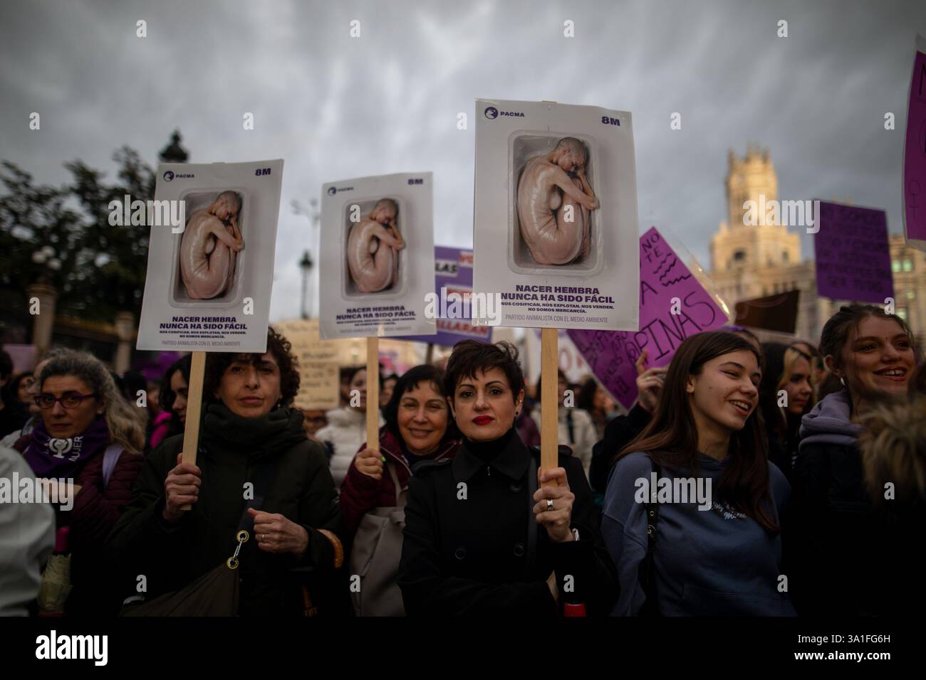 Madrid, Spanien. März 2025. März, der anlässlich des Internationalen Frauentages, der auf der Plaza de Cibeles begann und auf der Plaza de España endete, unter dem Motto „Frauen im Kampf gegen den globalen Machismo“ organisiert wurde. Quelle: D. Canales Carvajal/Alamy Live News Stockfoto