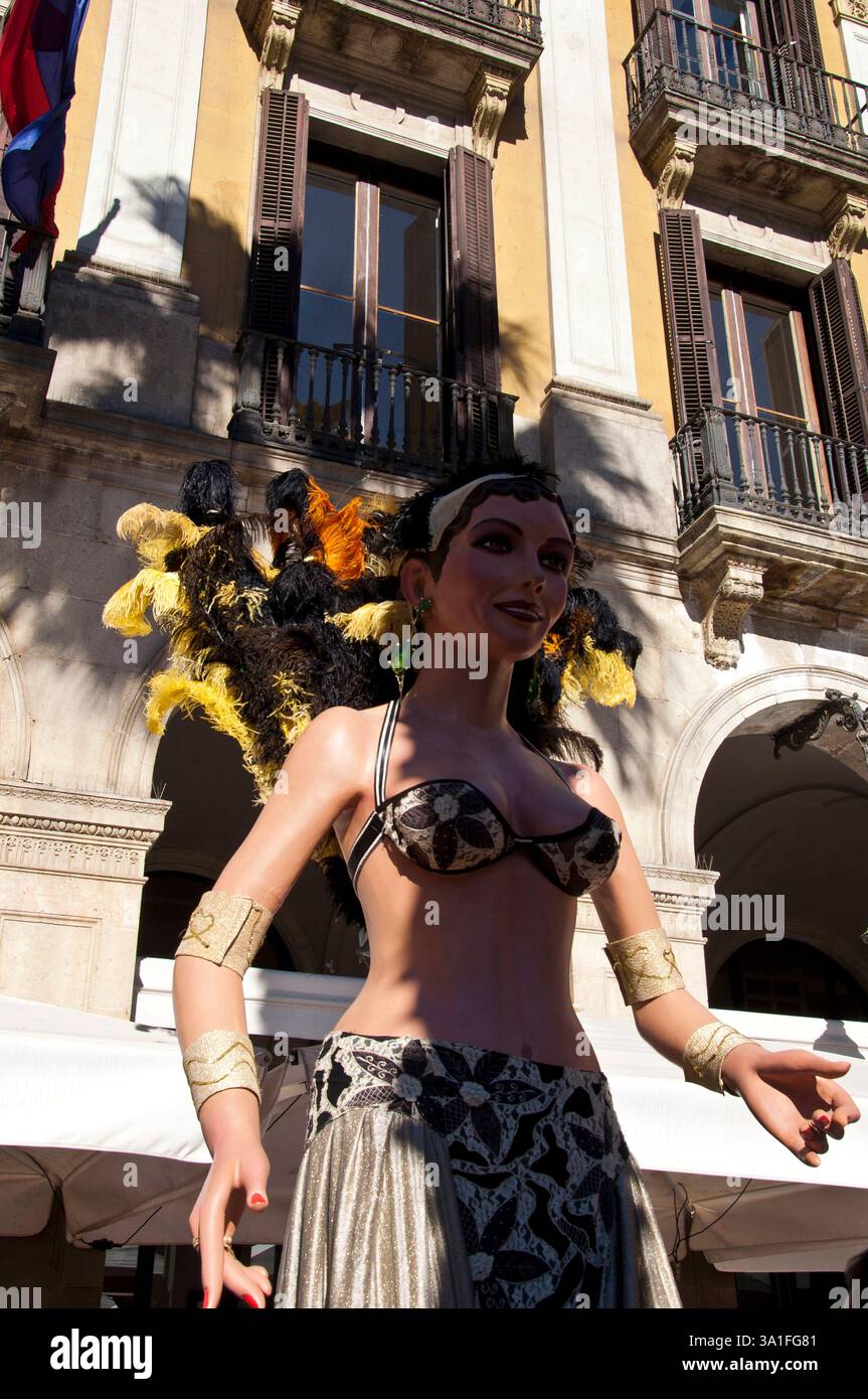 Riesige exotische Tänzerin, Fiesta de Santa Eulalia, typisches fest vom 12. Februar mit Riesen und großen Figuren, Barcelona, Ciutat Vella, Spanien Stockfoto