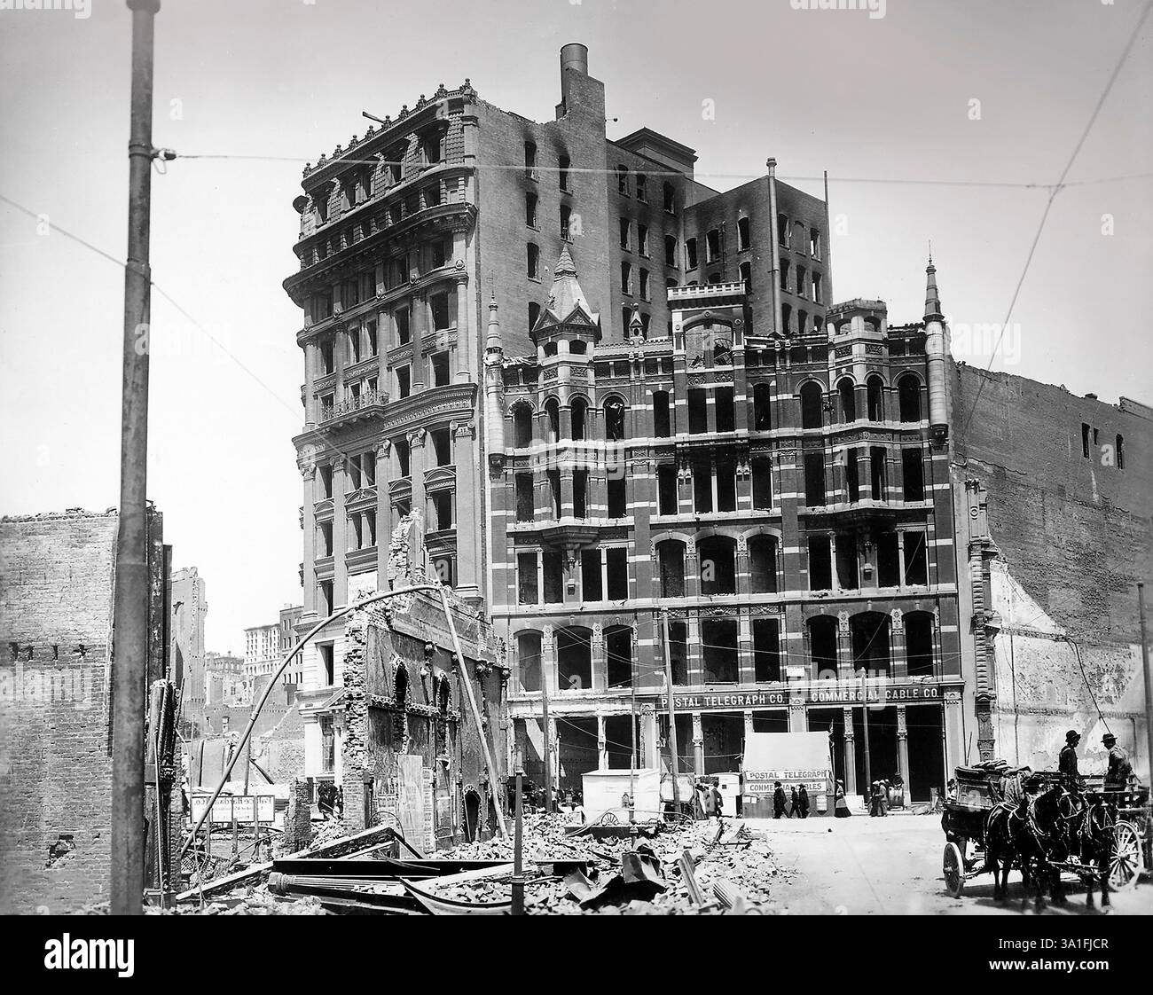 Wells Fargo National Bank Building (links), Postal Telegraph Building (rechts), Nähe Montgomery Avenue und Market Street nach dem Erdbeben, San Francisco, Kalifornien, USA, Signal Corps der US-Armee, April 1906 Stockfoto