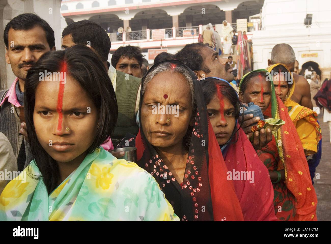 Gläubige, die im antiken Tempel von Baba Baidyanath verehren, sehr berühmt und locken viele Pilger an, einer der zwölf Jyotirlingas Deoghar, Jharkhand, I Stockfoto Gläubige, die im antiken Tempel von Baba Baidyanath verehren, sehr berühmt und locken viele Pilger an, einer der zwölf Jyotirlingas Deoghar, Jharkhand, I Stockfoto