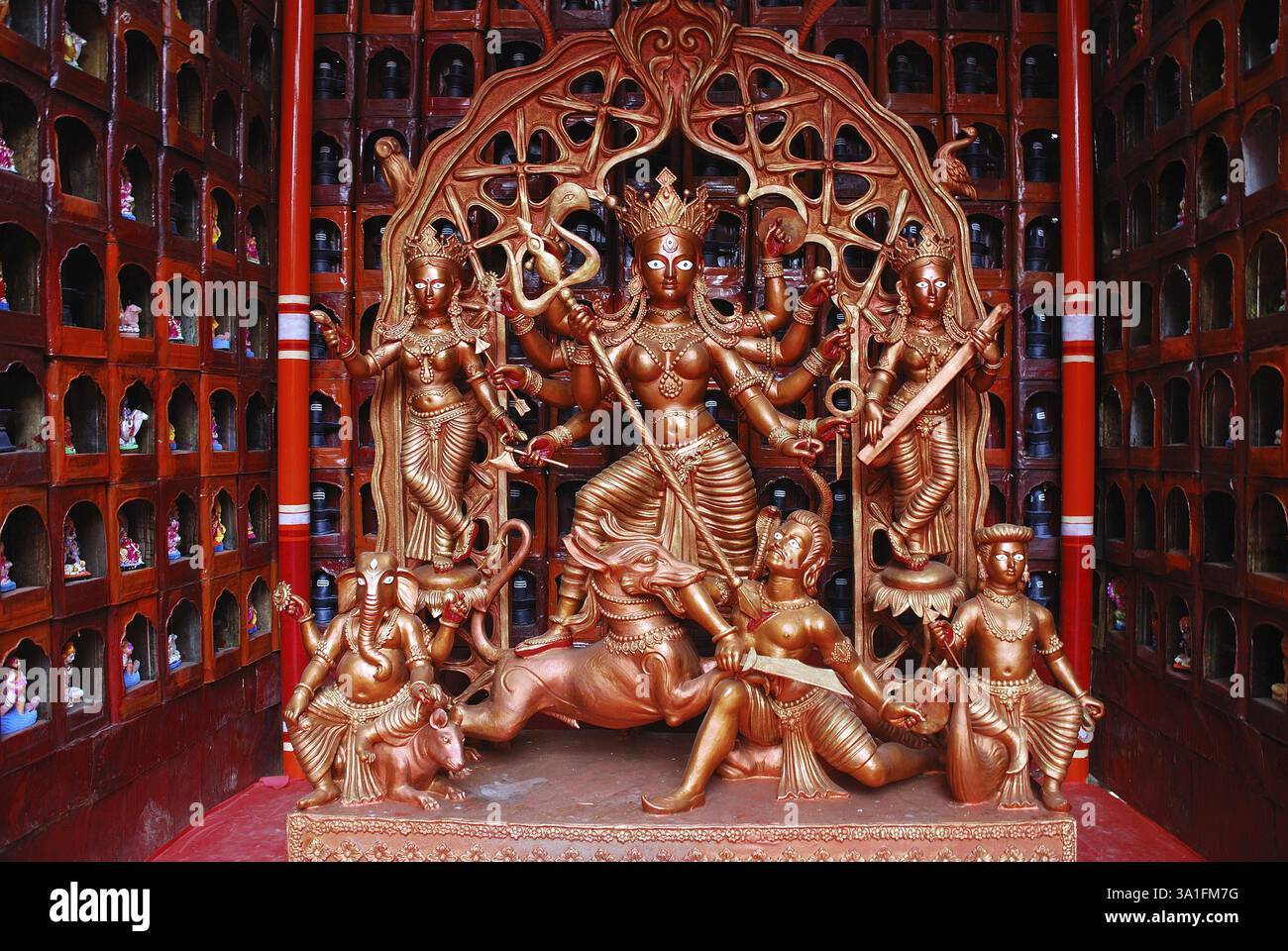 Durga Tonmodell töten Dämon Mahishasura mit Statuen von Ganesha und Lakshmi Saraswati Kartikeya auf Durga puja Stockfoto