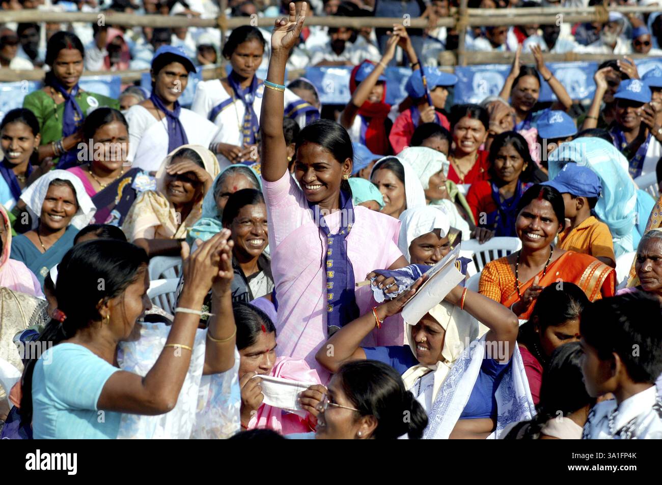 Die Unterstützerinnen der BSP singen und tanzen zu Liedern während einer Kundgebung des Parteipräsidenten Mayawati während des Wahlkampfs für t Stockfoto