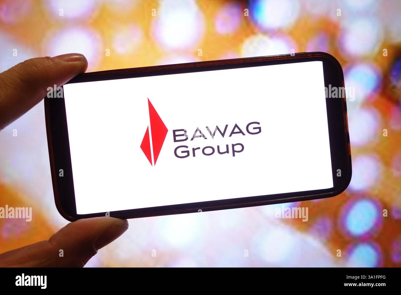 In dieser Fotoabbildung wird das Firmenlogo der BAWAG Group auf einem Smartphone-Bildschirm angezeigt. Stockfoto