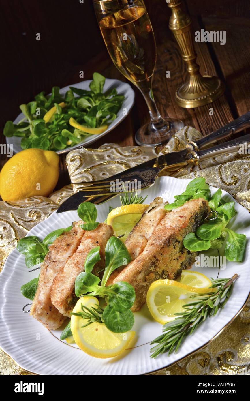 Frittierte Karpfen Filet auf winterlichen Salat Stockfoto