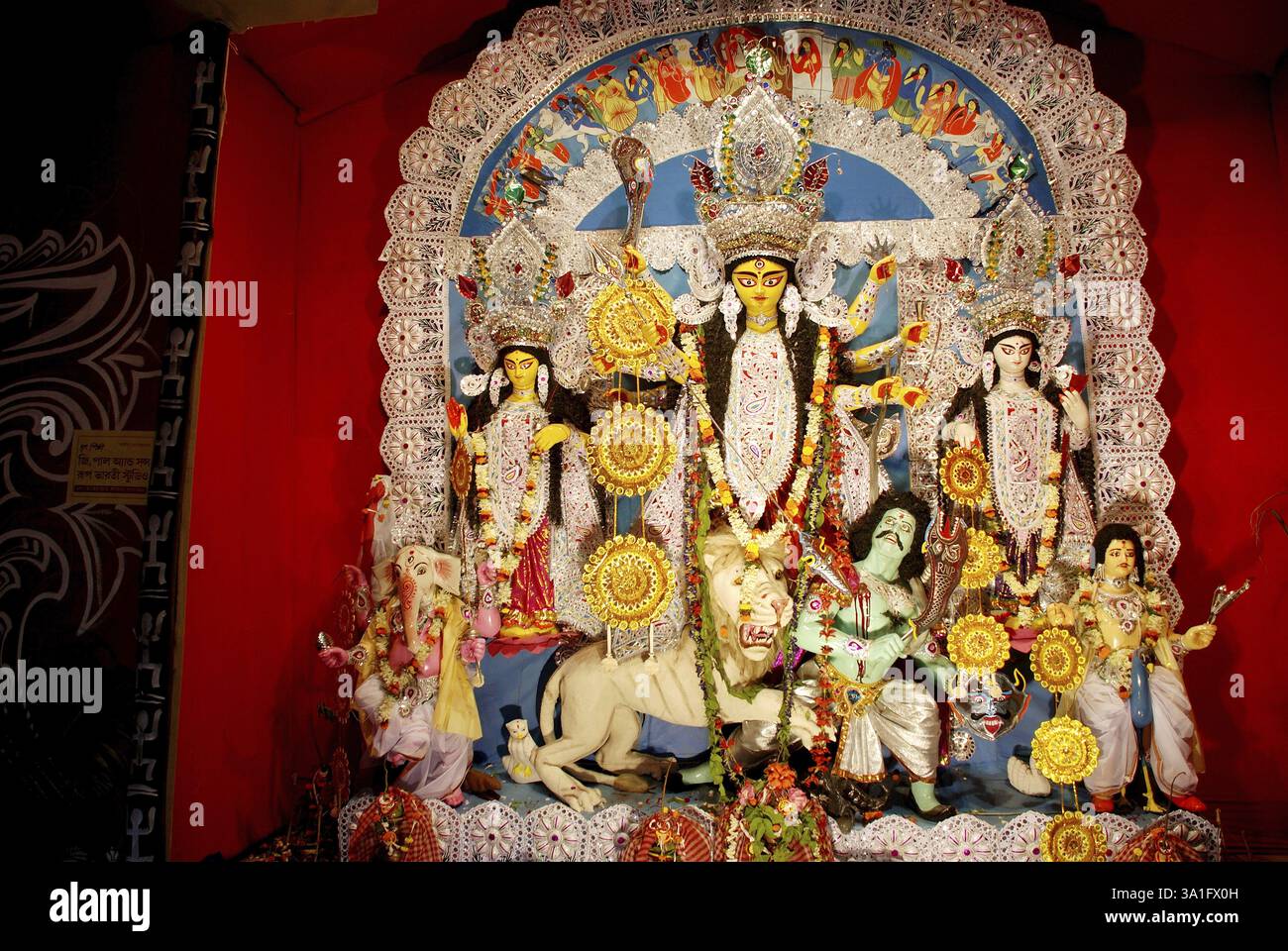 Durga Tonmodell töten Dämon Mahishasura mit Statuen von Ganesha und Lakshmi Saraswati Kartikeya auf Durga puja Stockfoto