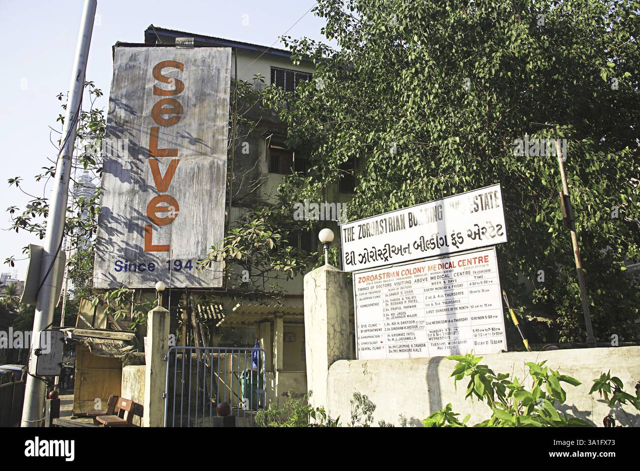 Zoroastrische Kolonie, medizinisches Zentrum, Soona Gebäude, Javji dadaji Straße, Tardeo, Grant Road, Bombay Mumbai, Maharashtra, Indien, Asien Stockfoto