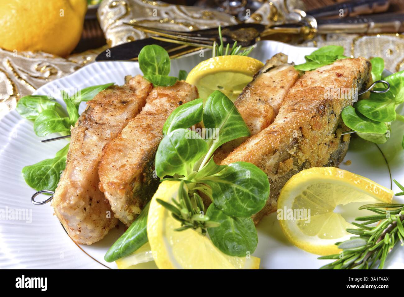 Frittierte Karpfen Filet auf winterlichen Salat Stockfoto