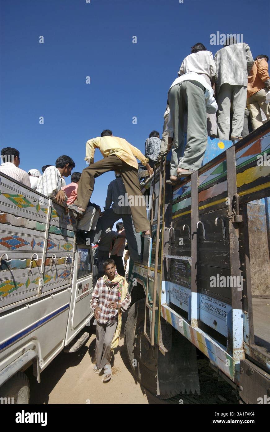 Die Leute beobachten Bakh mal Akhada beim Ringen Shivratri fair, Kutch, Gujarat, Indien, Asien Stockfoto