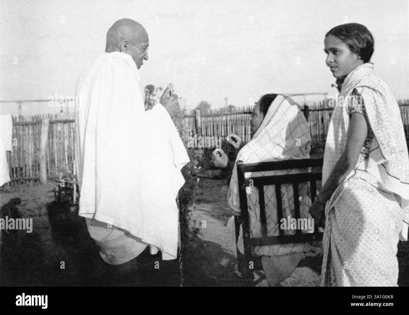Mahatma Gandhi mit Madhuri Khare und Jankidevi Bajaj während ihres Fastens in Sevagram Ashram, 1941 KEIN MR Stockfoto
