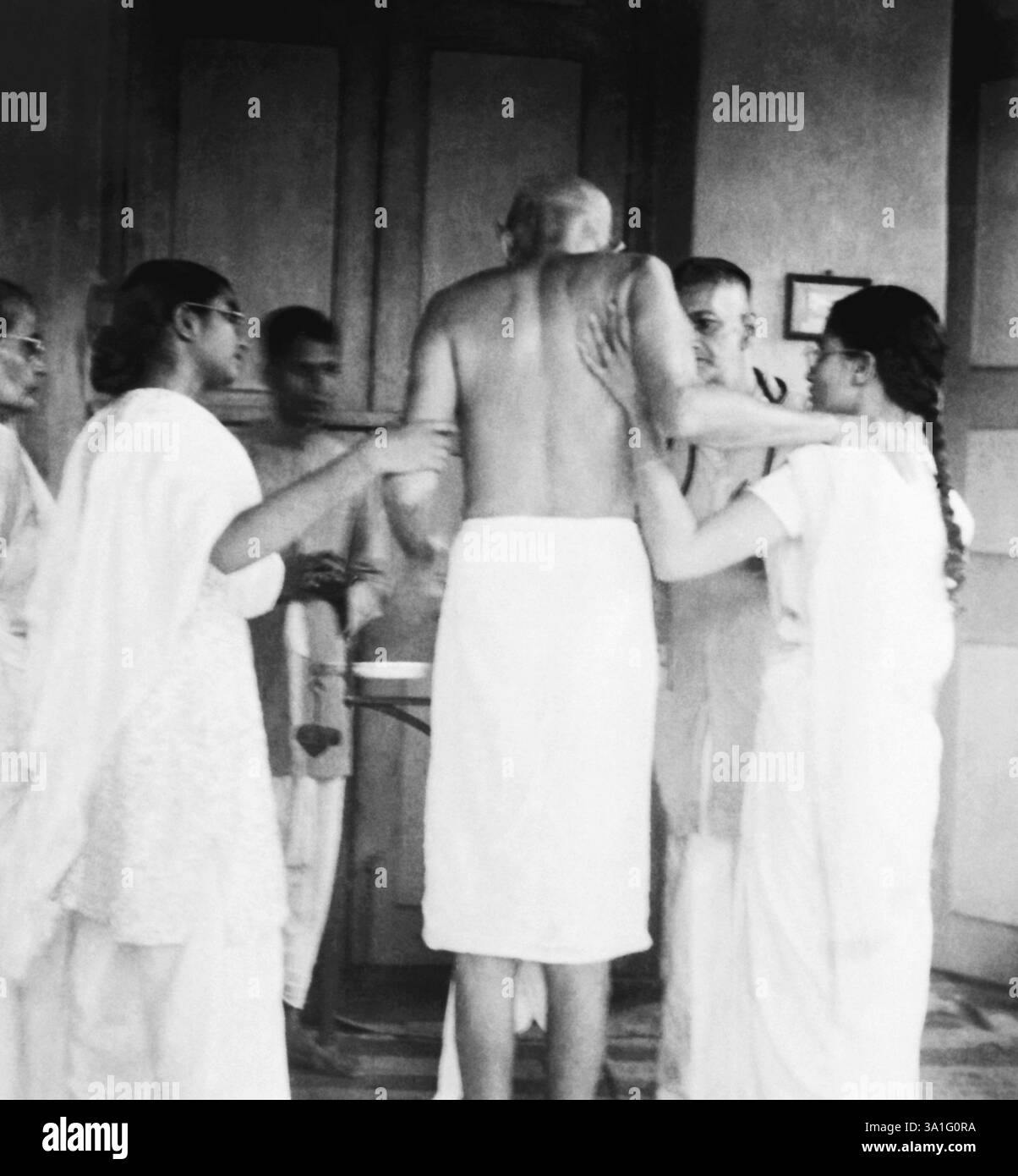Mahatma Gandhi, stehend auf einer Waage in Khadi Pratishthan, Sodepur, 24 Praganas Belia Ghat, Kalkutta während seines Fastens für die muslimische Einheit der Hindus, 1 Stockfoto