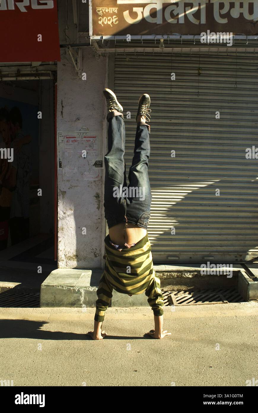 Indischer akrobat mit Handstand-Act, Mussoorie, Dehra Dun, Uttaranchal Uttarakhand, Indien MR.#711 Stockfoto