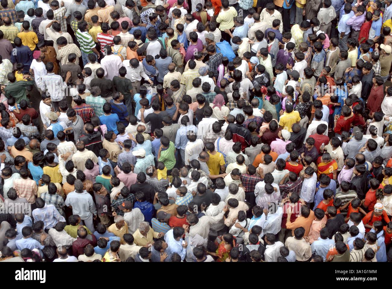 Überfüllte Straße, Menschen versammelten sich, um Dahi Handi auf dem Govinda Gokul Ashtami Festival, Bombay Mumbai, Maharashtra, Indien, Asien zu sehen Stockfoto