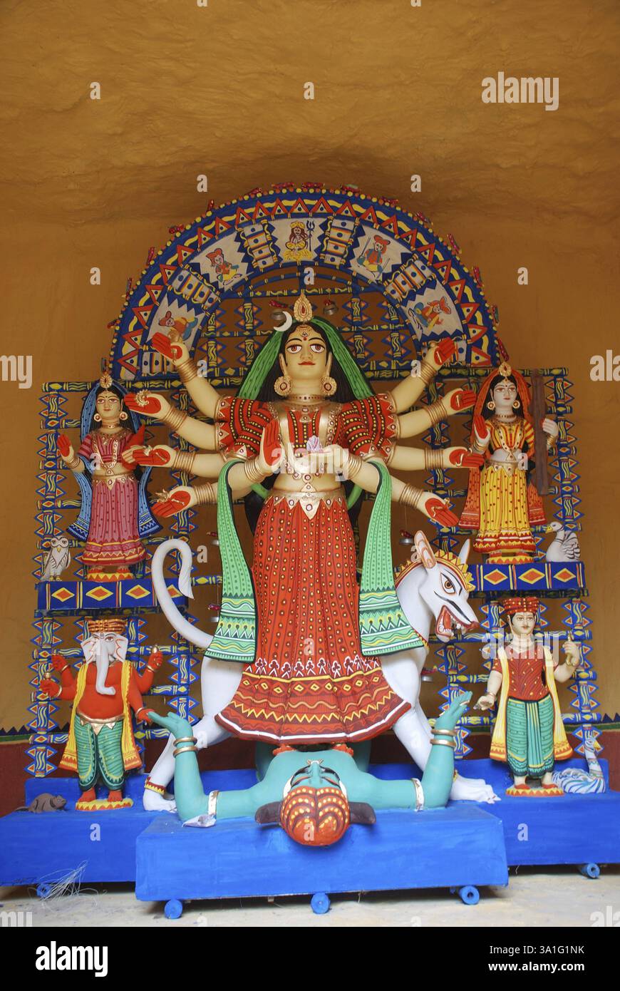 Dekorative Durga Tonmodell töten Dämon Mahishasura mit Statuen von Ganesha und Lakshmi Saraswati Kartikeya auf Durga puja Stockfoto