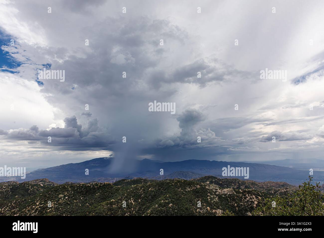 Wolken brachen auf und blicken über die Santa Catalina Mountains und die Rincon Mountains in Tucson, Arizona, USA Stockfoto