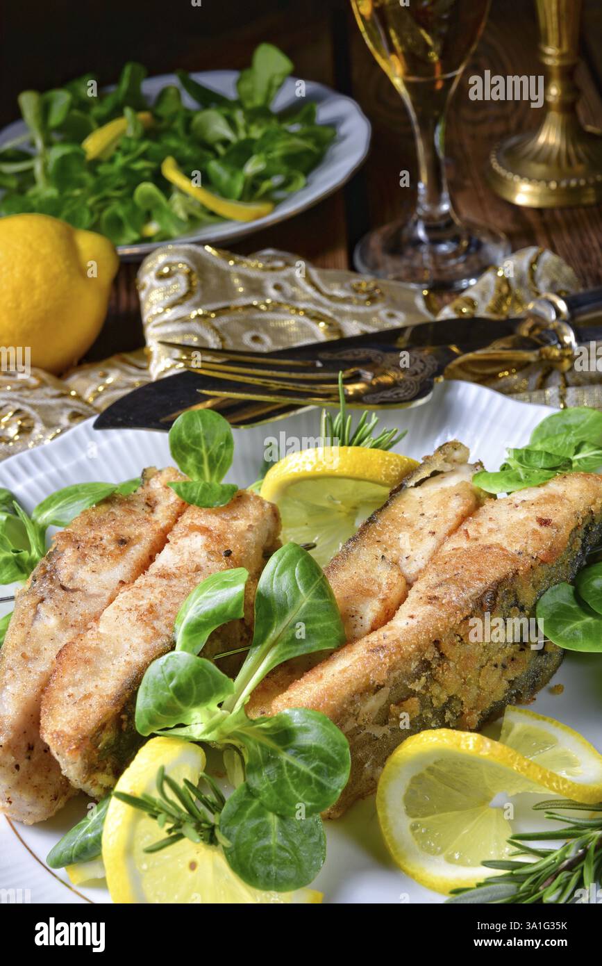 Frittierte Karpfen Filet auf winterlichen Salat Stockfoto