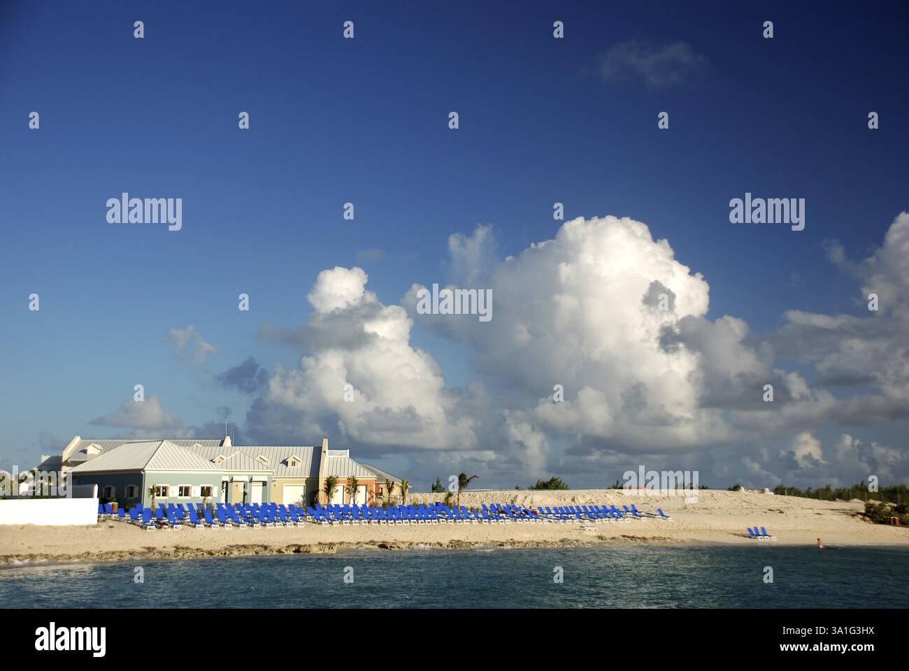 Liegestühle stehen an, Grand turk, Turks- und Caicosinseln, British West Indies, Nordamerika Stockfoto
