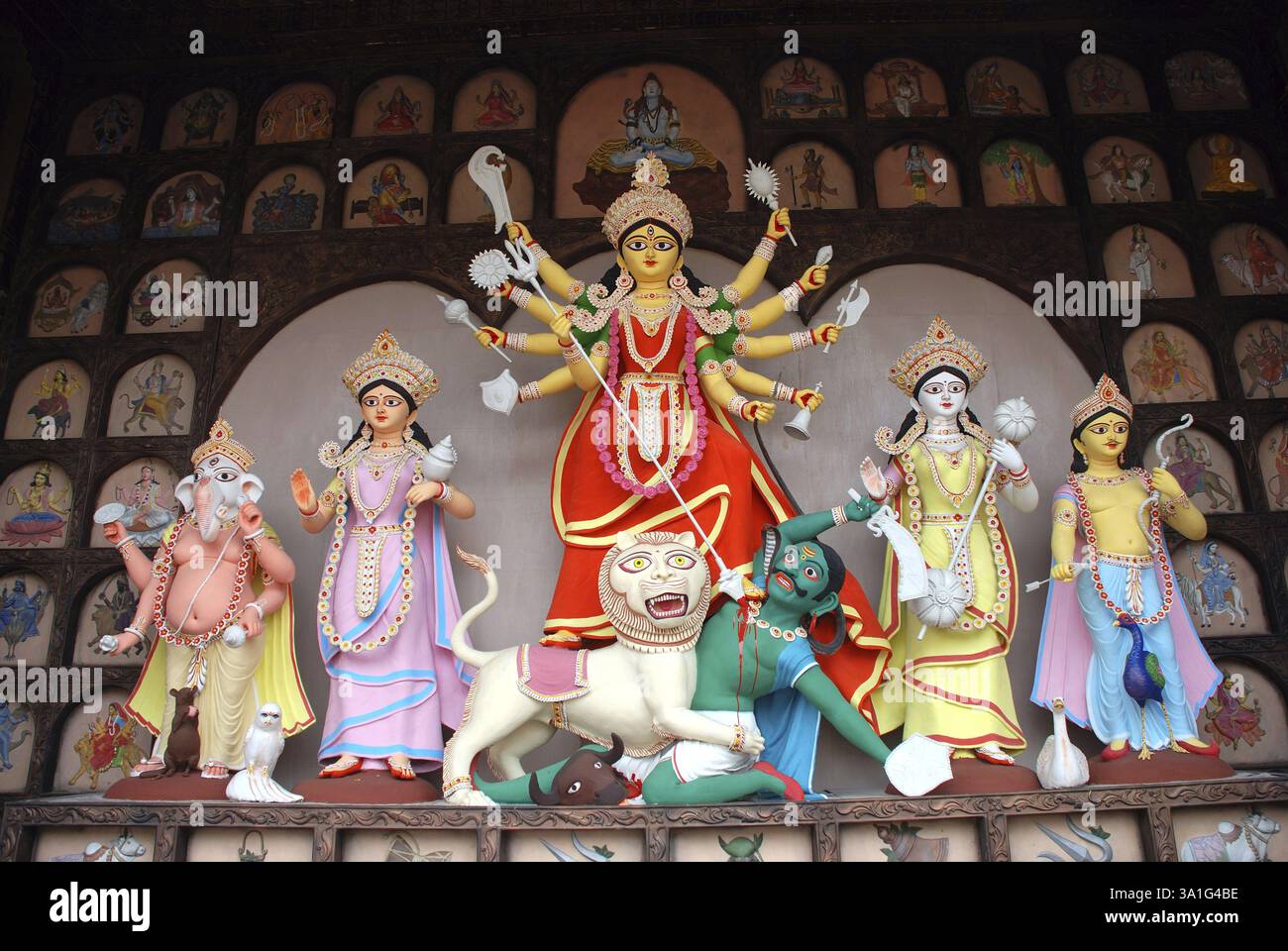 Durga Tonmodell töten Dämon Mahishasura mit Statuen von Ganesha und Lakshmi Saraswati Kartikeya auf Durga puja Stockfoto