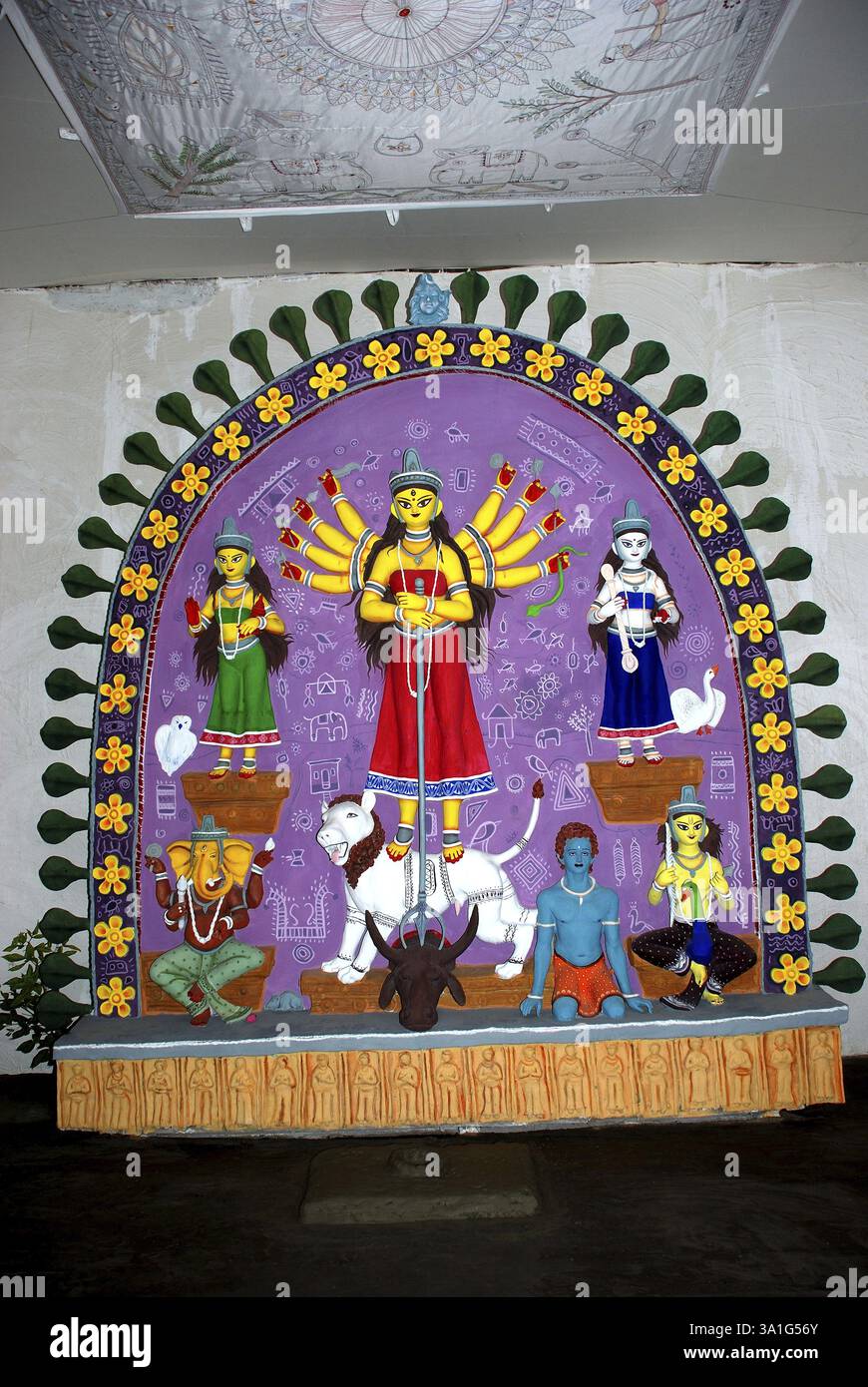 Durga Tonmodell mit Statuen von Dämon Mahishasura Kartikeya Ganesha und Lakshmi Saraswati auf Durga puja Stockfoto