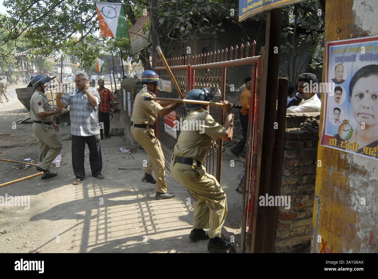 Polizeipersonal beschuldigt Lathi gegen einen dalit-Aufruhr in Bhandup, nachdem die Dalit-Gemeinde zu gewalttätigen Protesten zurückgekehrt ist, Bombay jetzt Mumbai, Maharashtra, Stockfoto
