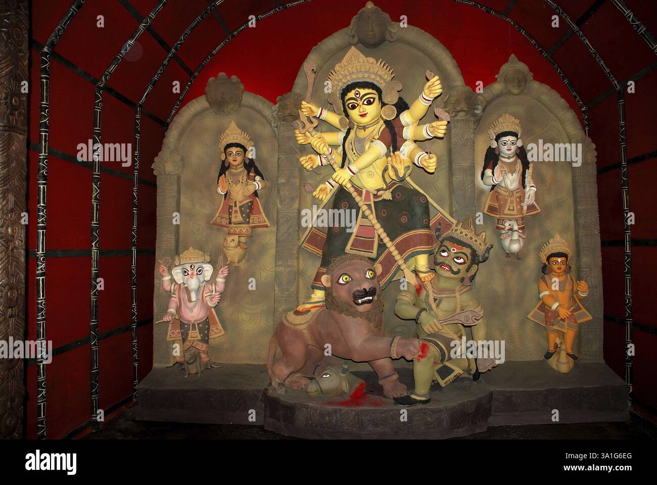 Durga Tonmodell töten Dämon Mahishasura mit Statuen von Ganesha und Lakshmi Saraswati Kartikeya auf Durga puja Stockfoto